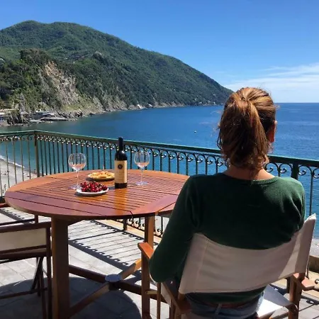 Open Space-loft With Terrace In Front Of The Beach Camogli