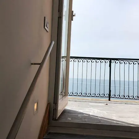 Open Space-loft With Terrace In Front Of The Beach * Camogli